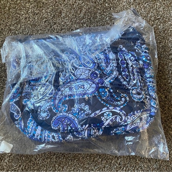 NWT Vera Bradley Carson “Deep Night Paisley” Bag NWT - Picture 8 of 9